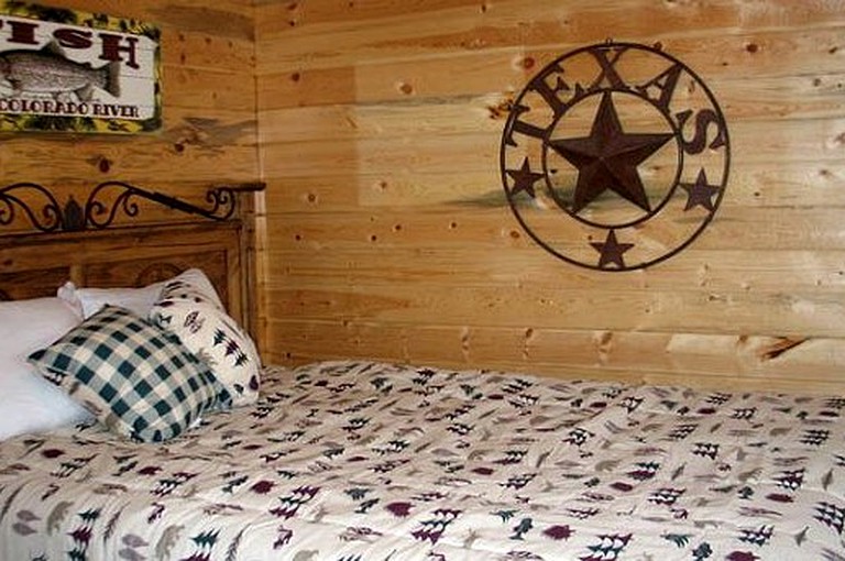 Log Cabin with Hot Tub on Sun Valley Lake, Colorado