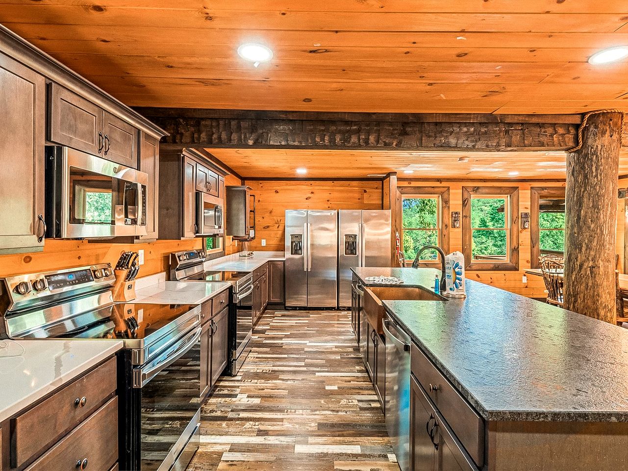 Luxurious, Family and Pet Friendly Smoky Mountain Cabin in Pidgeon Forge, Tennessee
