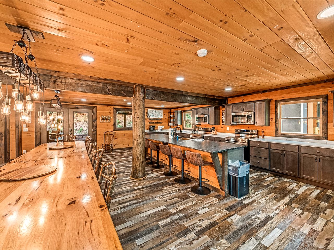 Luxurious, Family and Pet Friendly Smoky Mountain Cabin in Pidgeon Forge, Tennessee