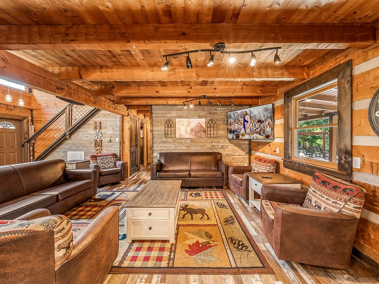 Luxurious, Family and Pet Friendly Smoky Mountain Cabin in Pidgeon Forge, Tennessee