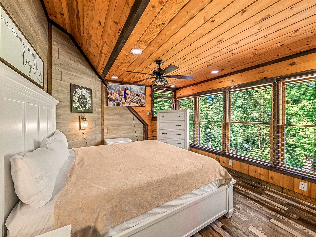 Luxurious, Family and Pet Friendly Smoky Mountain Cabin in Pidgeon Forge, Tennessee
