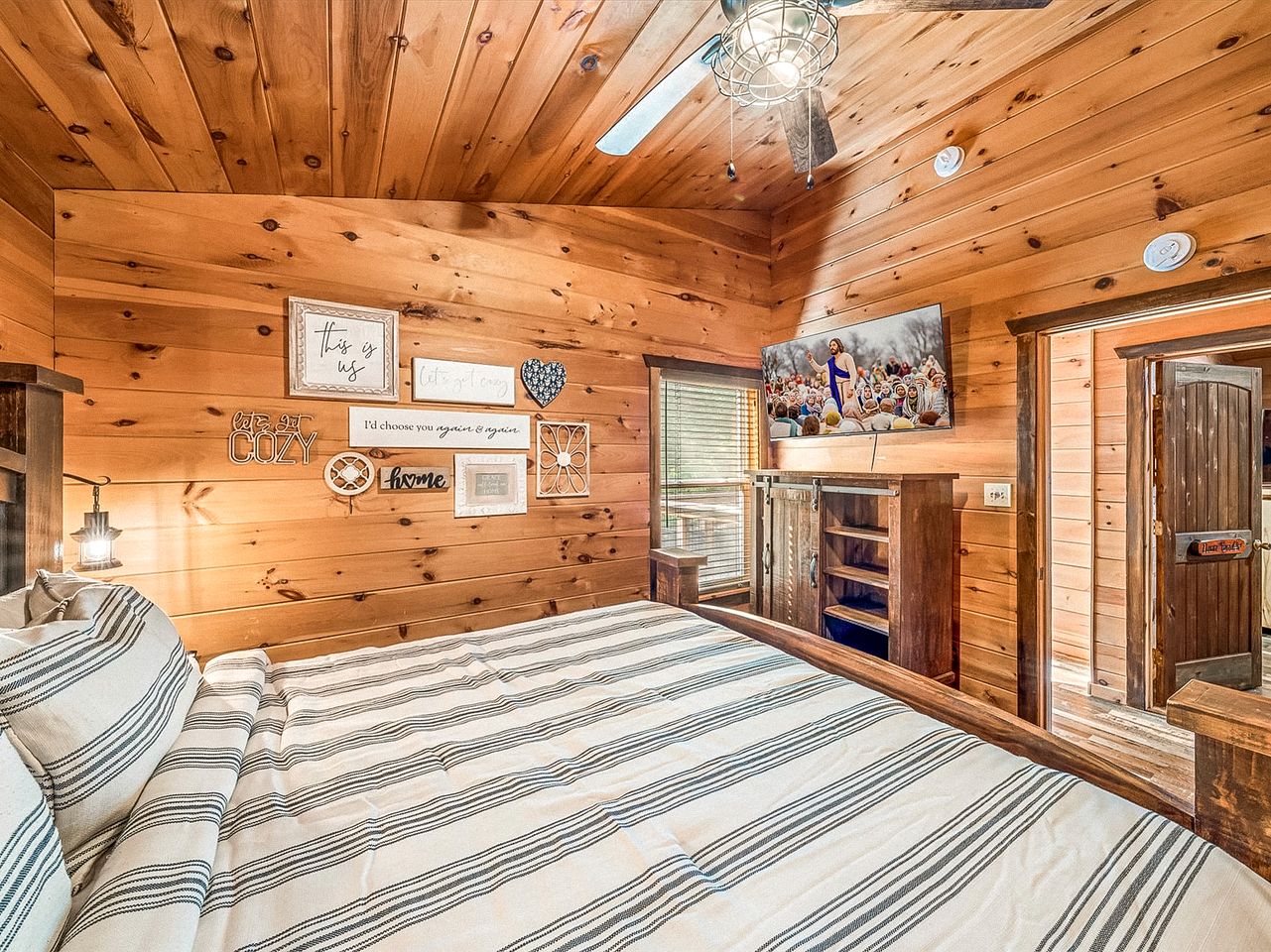 Luxurious, Family and Pet Friendly Smoky Mountain Cabin in Pidgeon Forge, Tennessee