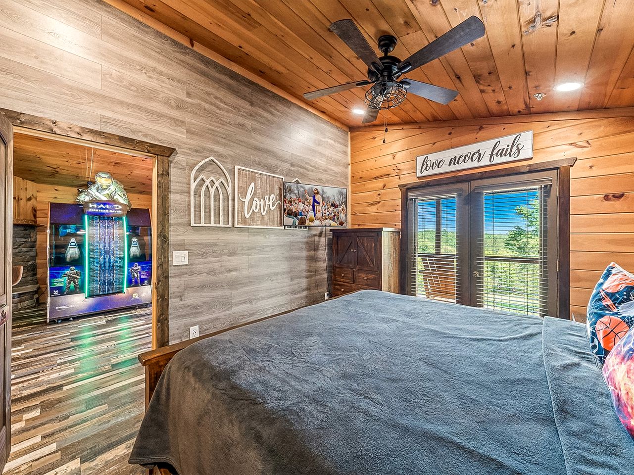 Luxurious, Family and Pet Friendly Smoky Mountain Cabin in Pidgeon Forge, Tennessee