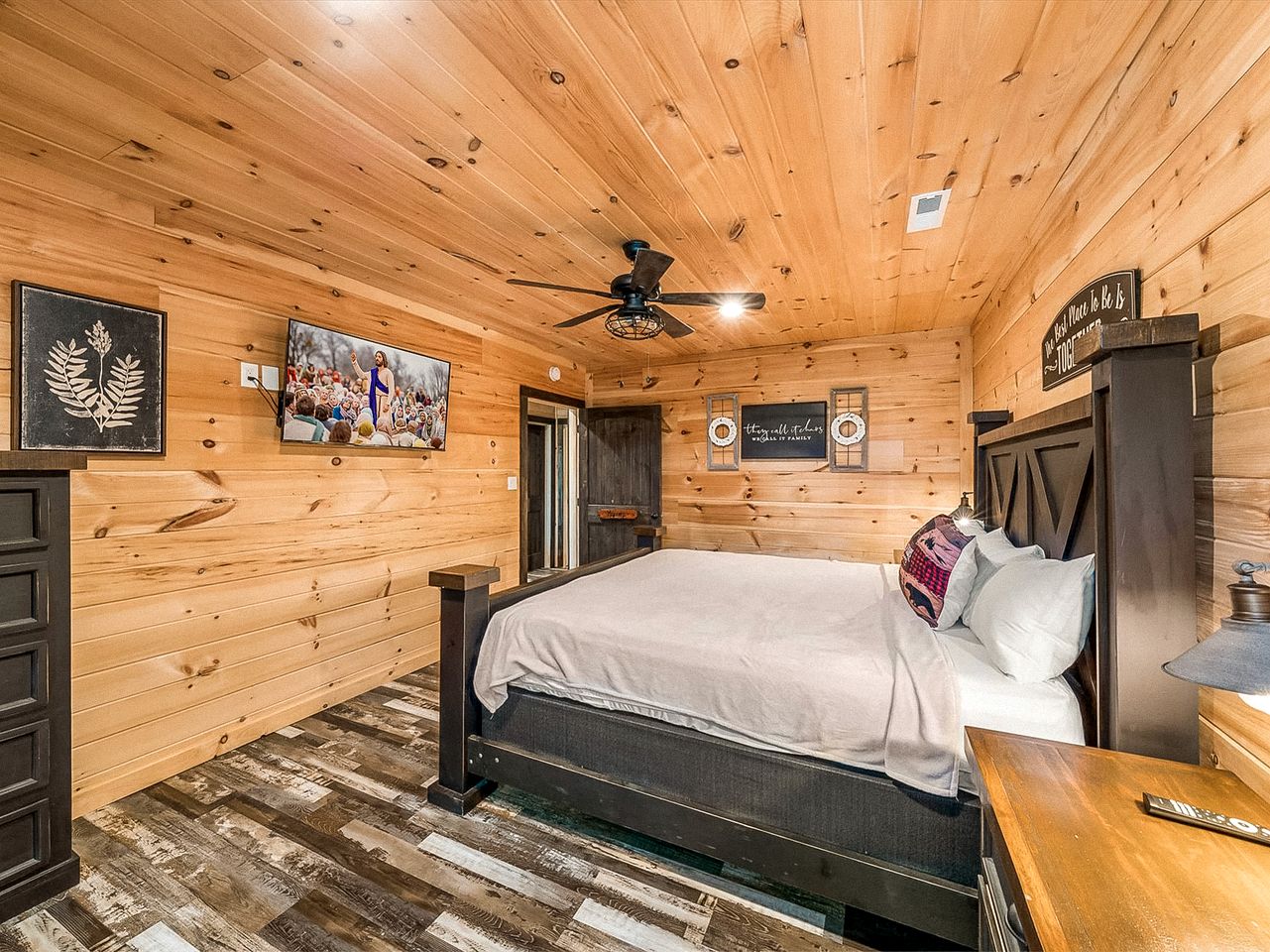 Luxurious, Family and Pet Friendly Smoky Mountain Cabin in Pidgeon Forge, Tennessee