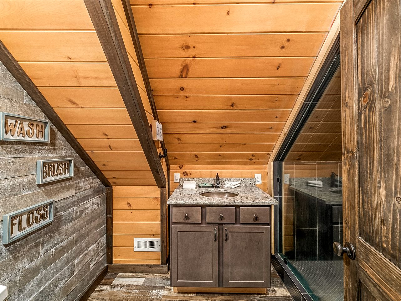 Luxurious, Family and Pet Friendly Smoky Mountain Cabin in Pidgeon Forge, Tennessee