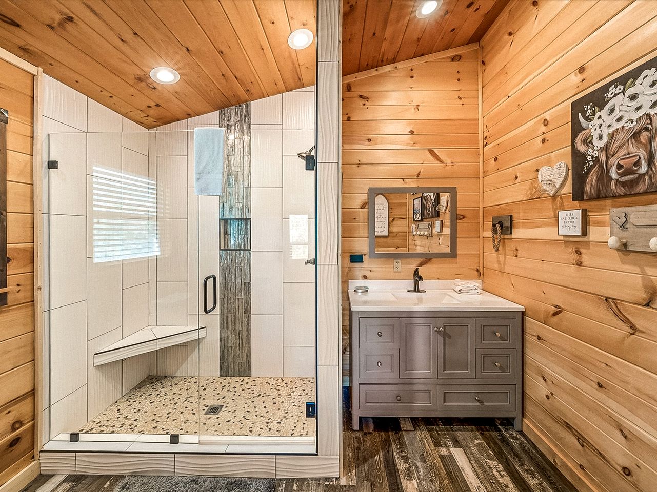 Luxurious, Family and Pet Friendly Smoky Mountain Cabin in Pidgeon Forge, Tennessee
