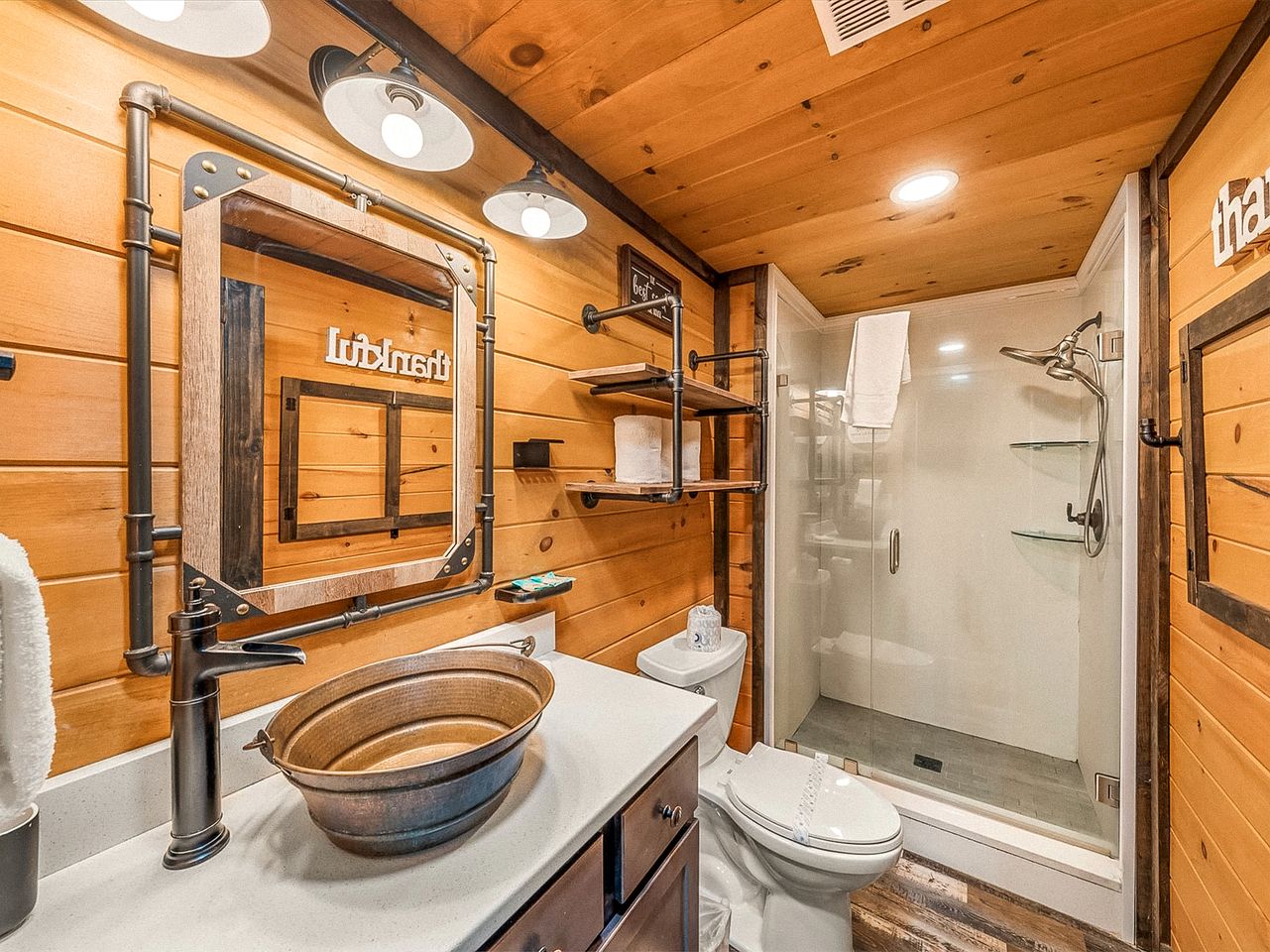 Luxurious, Family and Pet Friendly Smoky Mountain Cabin in Pidgeon Forge, Tennessee