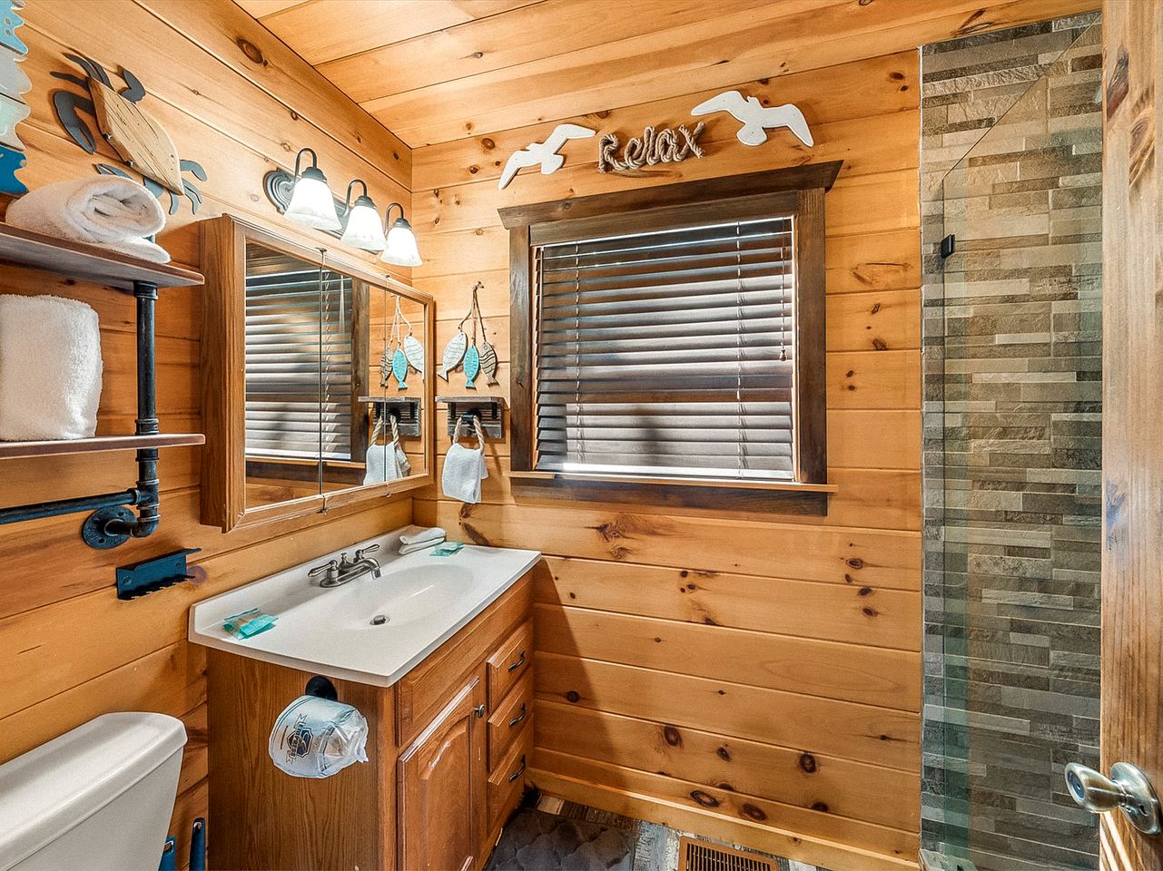 Luxurious, Family and Pet Friendly Smoky Mountain Cabin in Pidgeon Forge, Tennessee