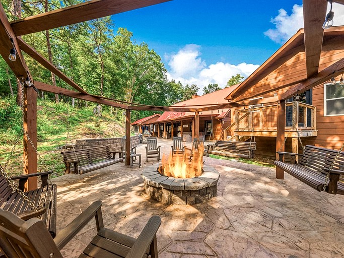 Luxurious, Family and Pet Friendly Smoky Mountain Cabin in Pidgeon Forge, Tennessee