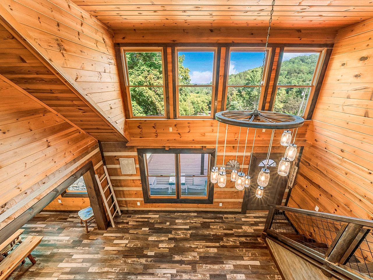 Luxurious, Family and Pet Friendly Smoky Mountain Cabin in Pidgeon Forge, Tennessee