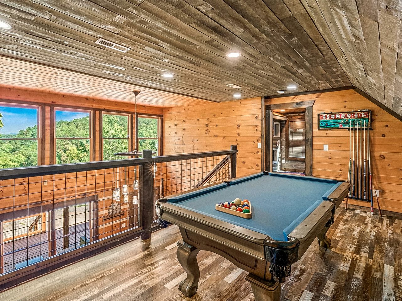Luxurious, Family and Pet Friendly Smoky Mountain Cabin in Pidgeon Forge, Tennessee