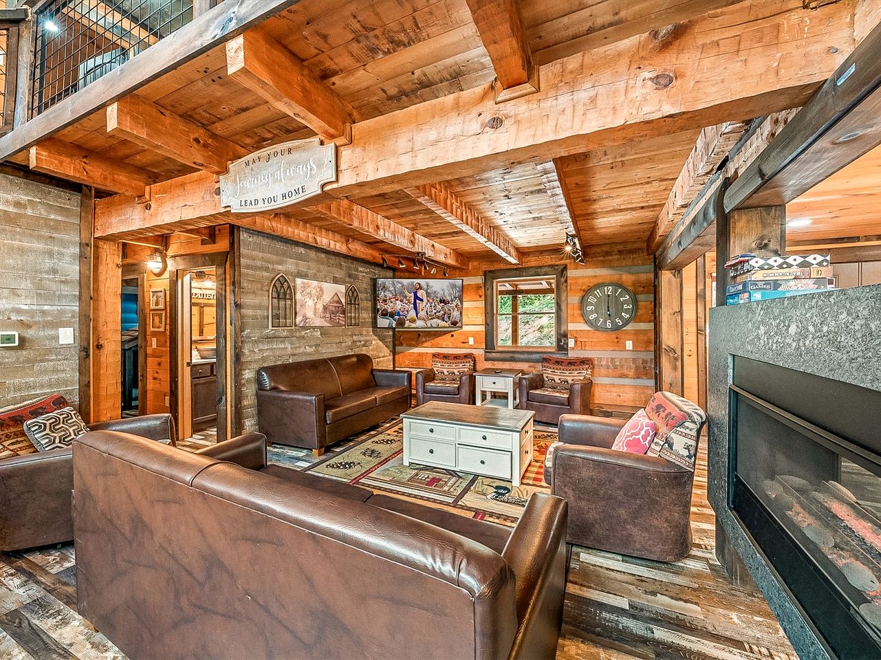 Luxurious, Family and Pet Friendly Smoky Mountain Cabin in Pidgeon Forge, Tennessee