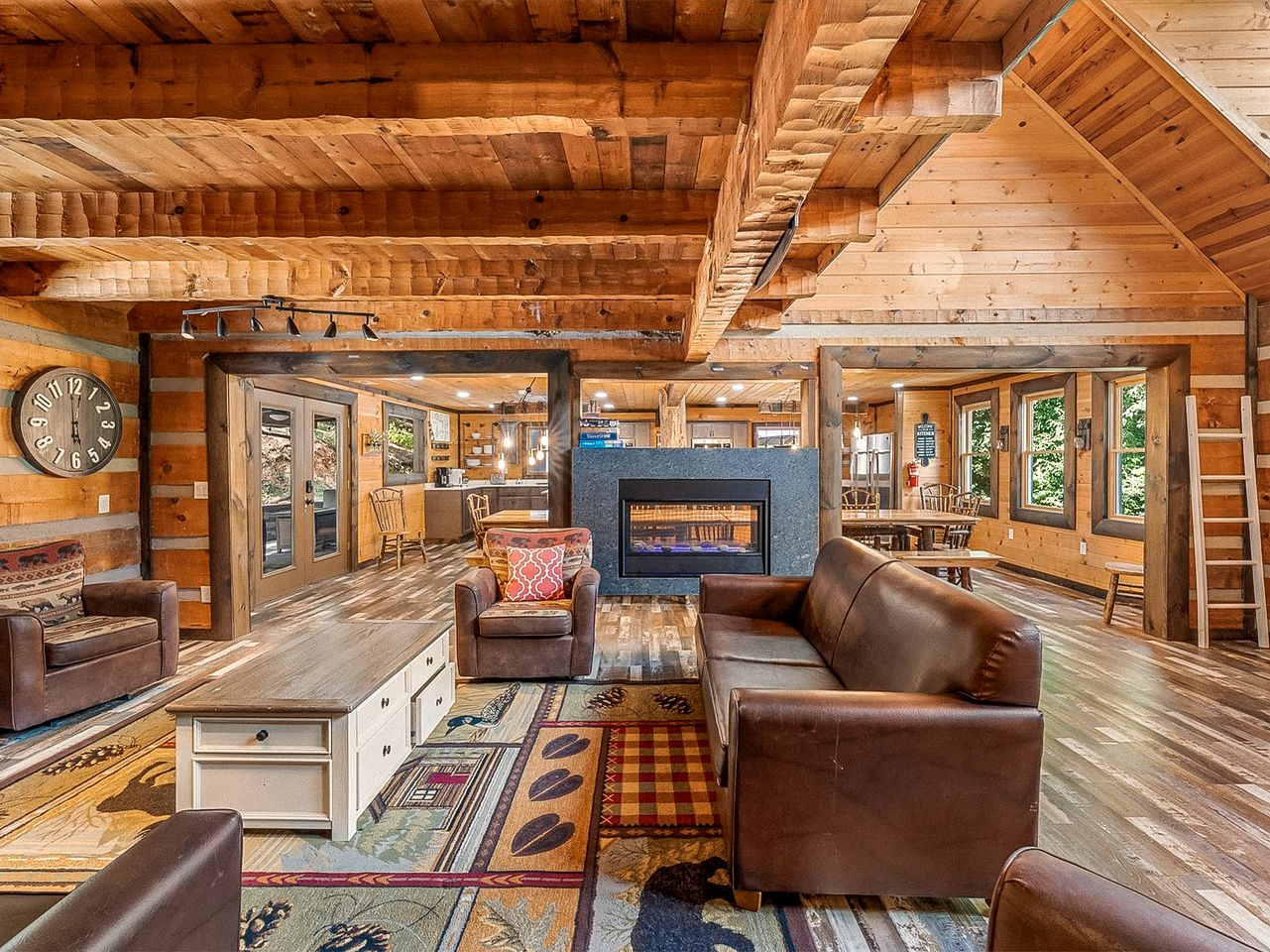 Luxurious, Family and Pet Friendly Smoky Mountain Cabin in Pidgeon Forge, Tennessee