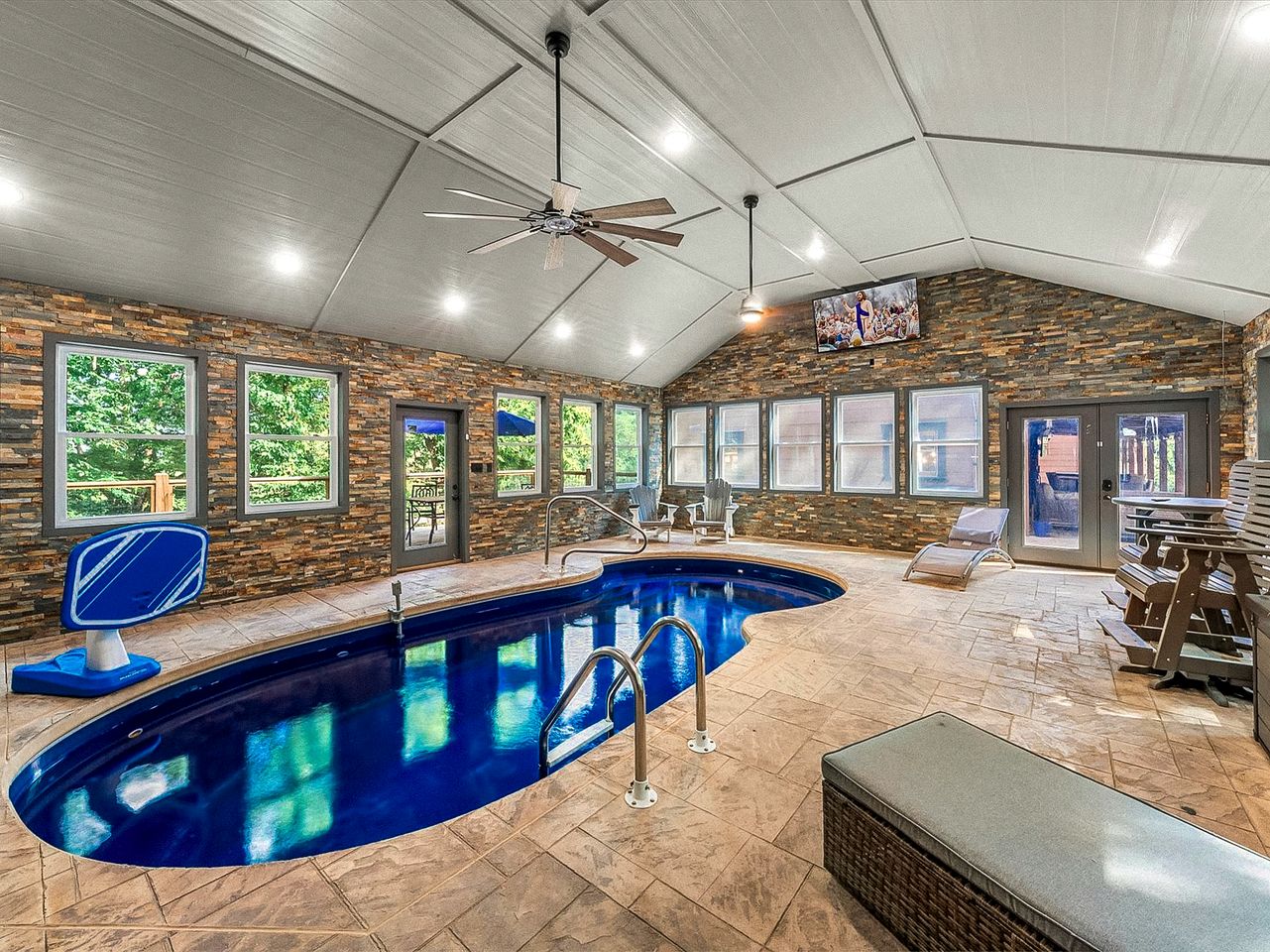 Luxurious, Family and Pet Friendly Smoky Mountain Cabin in Pidgeon Forge, Tennessee