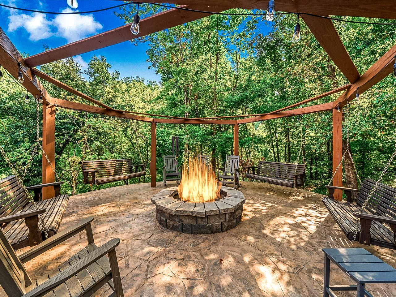 Luxurious, Family and Pet Friendly Smoky Mountain Cabin in Pidgeon Forge, Tennessee