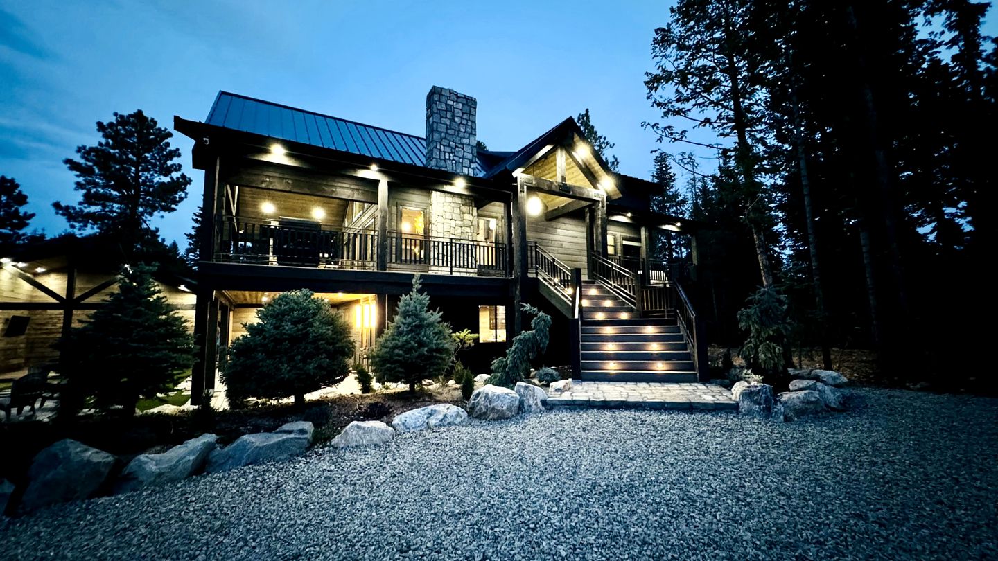 Luxurious Mountain Cabin with Sauna, Hot Tub, and Outdoor Fireplace, Perfect for a Relaxing Weekend Getaway in Utah