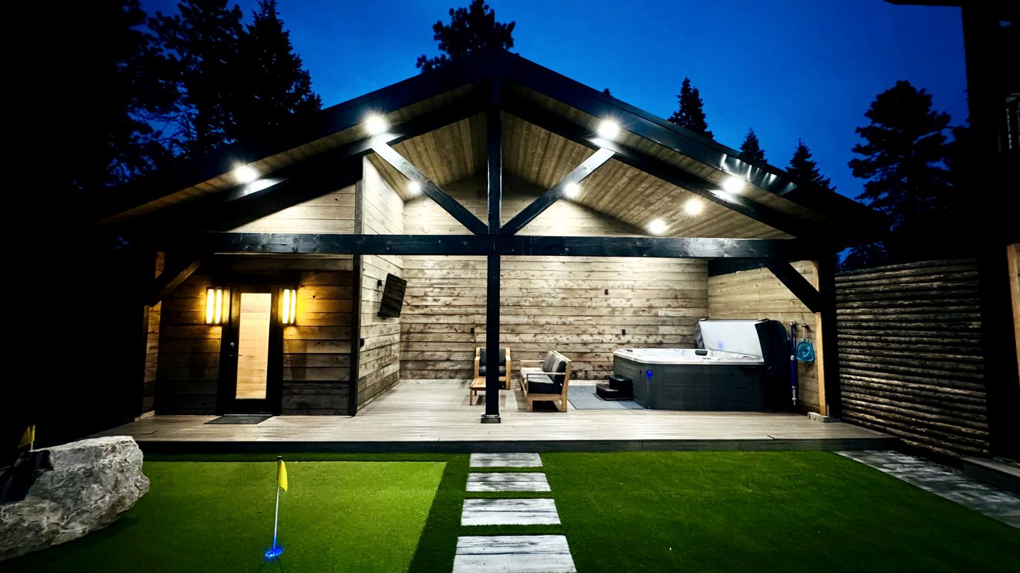 Luxurious Mountain Cabin with Sauna, Hot Tub, and Outdoor Fireplace, Perfect for a Relaxing Weekend Getaway in Utah