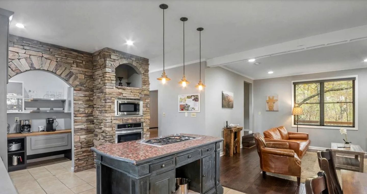 Luxurious Mountain Retreat with Wrap-Around Porches and Hot Tub, Near Asheville and Black Mountain, NC