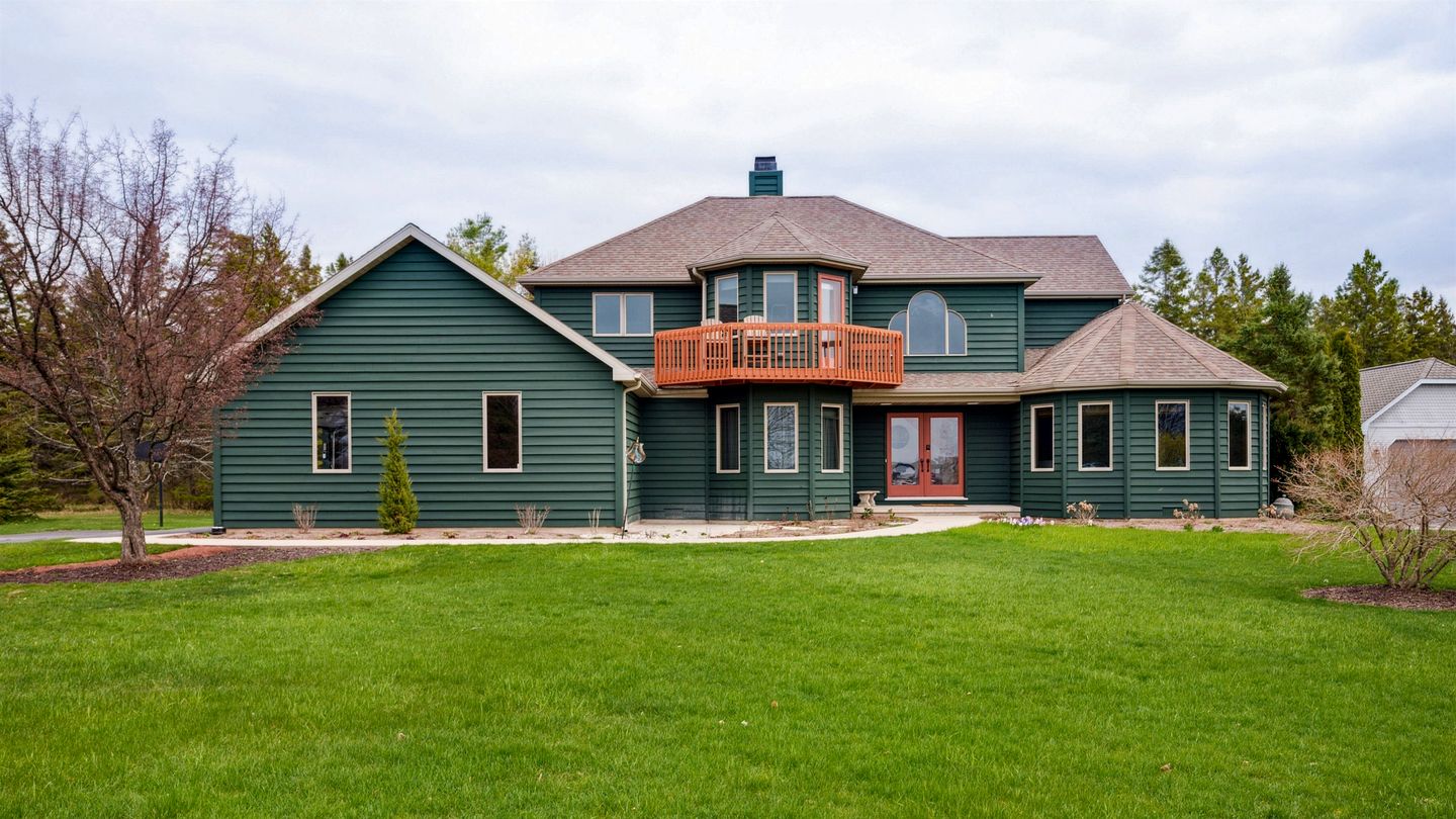 Luxurious Retreat with Expansive Yard in Sister Bay, Wisconsin