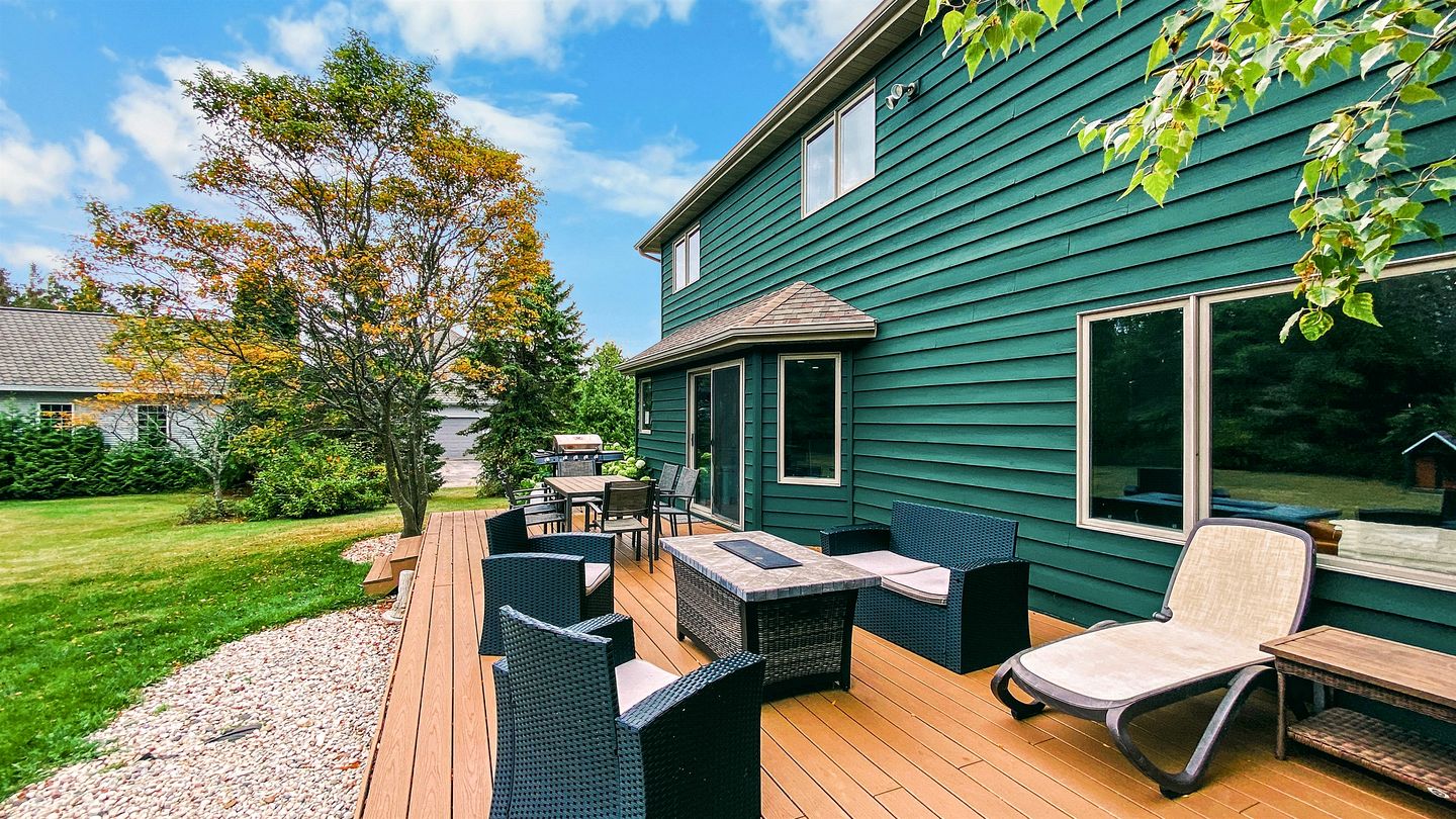 Luxurious Retreat with Expansive Yard in Sister Bay, Wisconsin