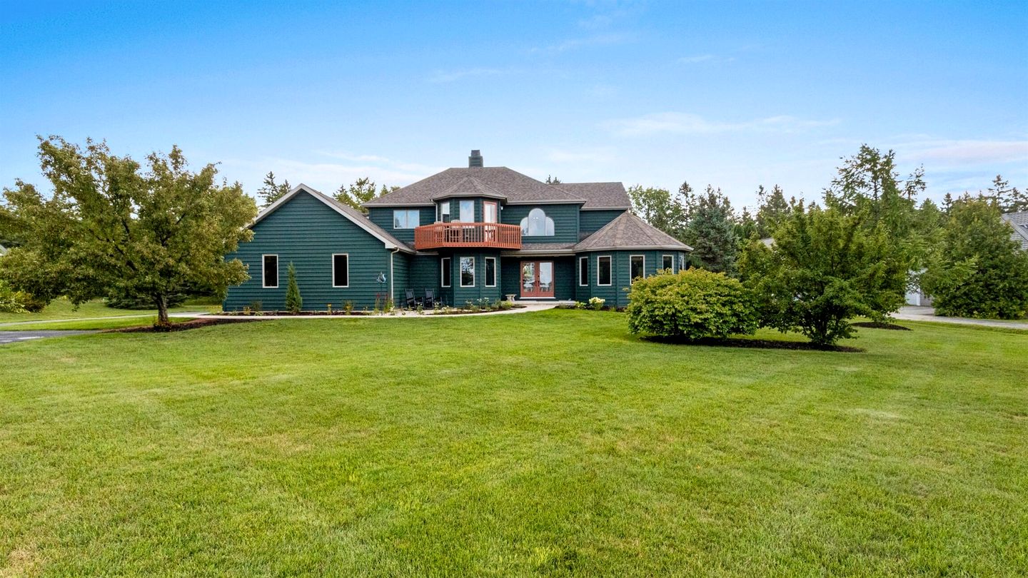 Luxurious Retreat with Expansive Yard in Sister Bay, Wisconsin
