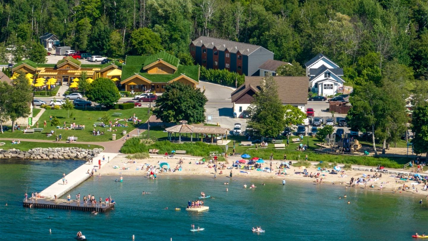 Luxurious Retreat with Expansive Yard in Sister Bay, Wisconsin