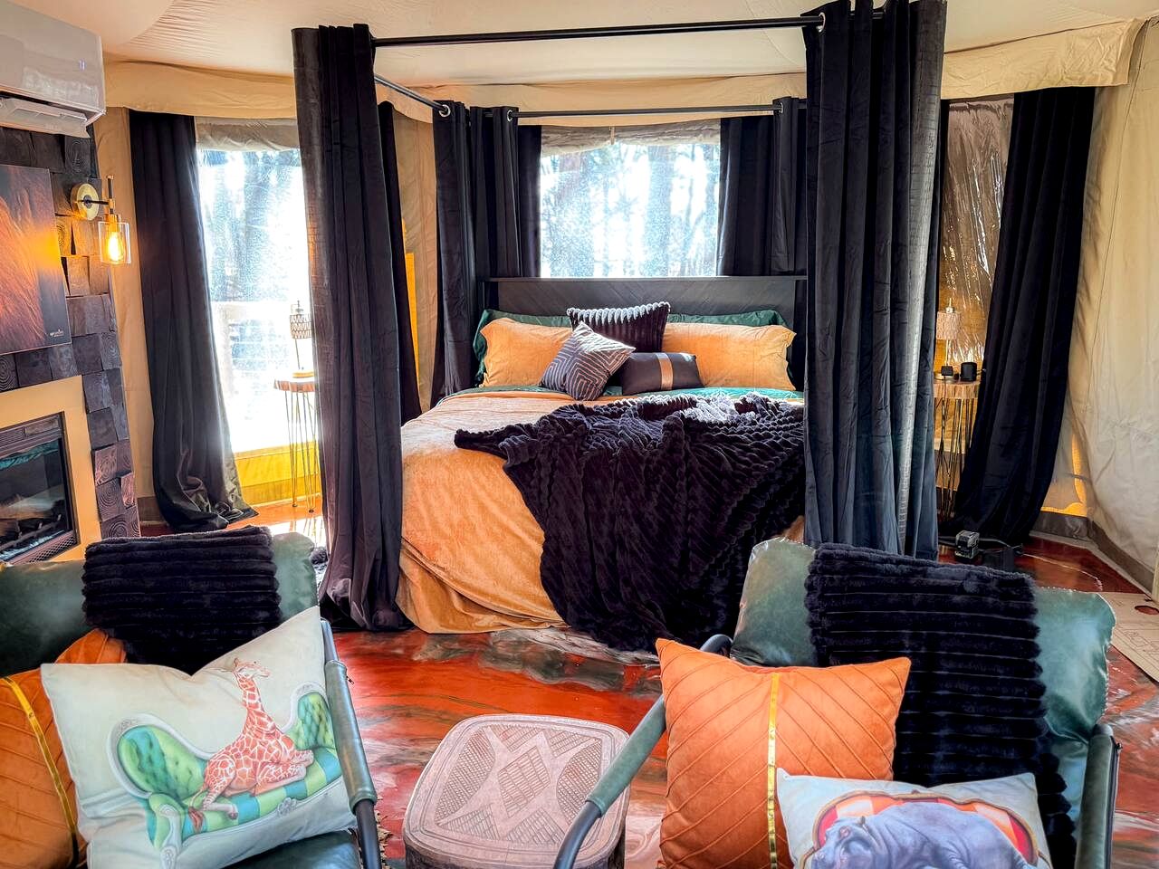 Luxurious Romantic Glamping Cabin with Outdoor Tub near Lake Fork in East Texas