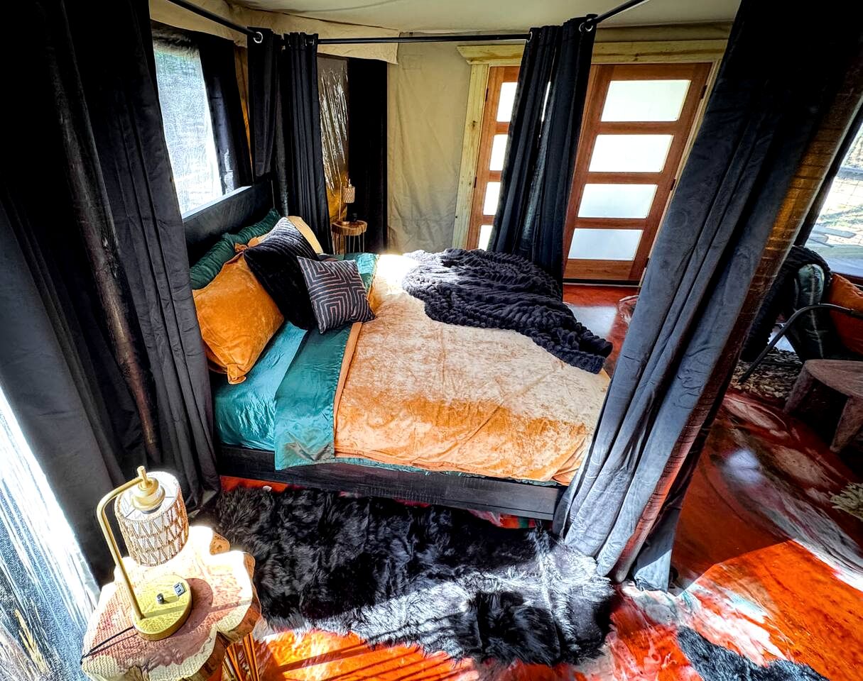 Luxurious Romantic Glamping Cabin with Outdoor Tub near Lake Fork in East Texas