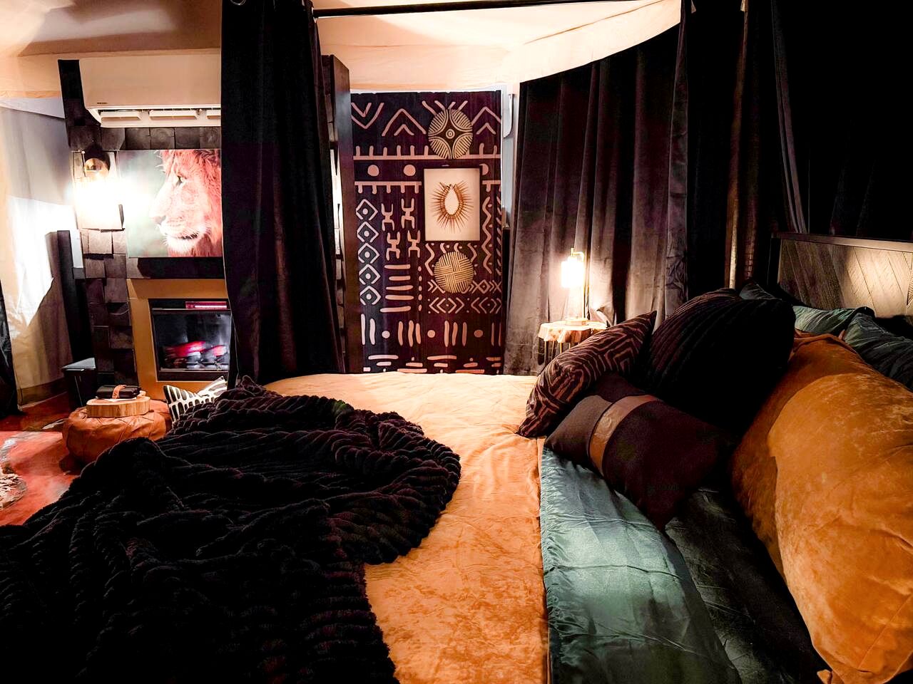 Luxurious Romantic Glamping Cabin with Outdoor Tub near Lake Fork in East Texas