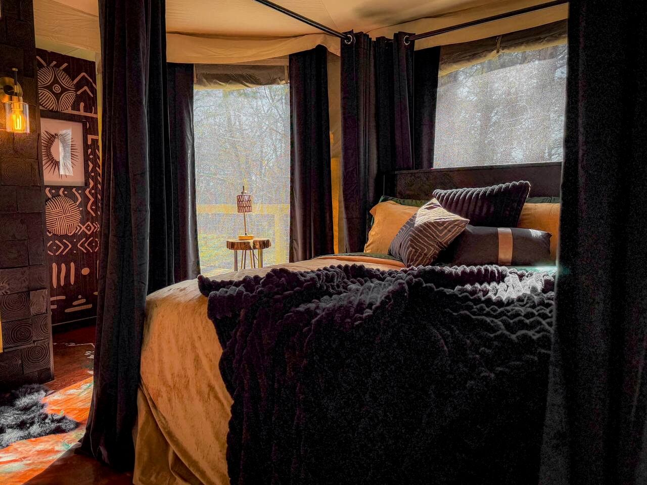 Luxurious Romantic Glamping Cabin with Outdoor Tub near Lake Fork in East Texas