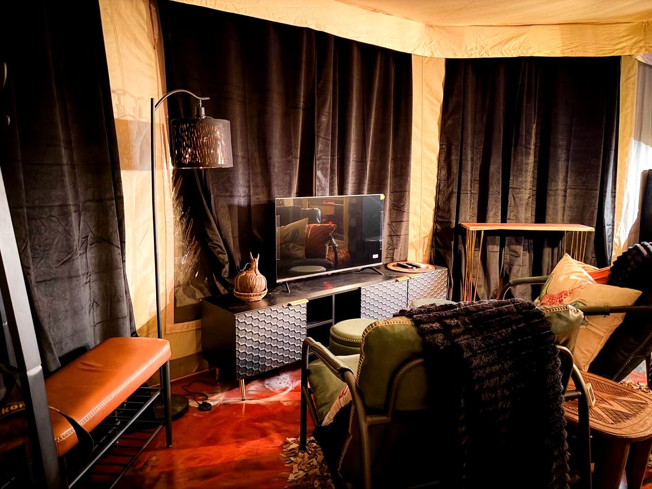 Luxurious Romantic Glamping Cabin with Outdoor Tub near Lake Fork in East Texas