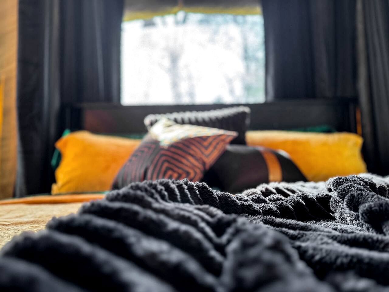 Luxurious Romantic Glamping Cabin with Outdoor Tub near Lake Fork in East Texas