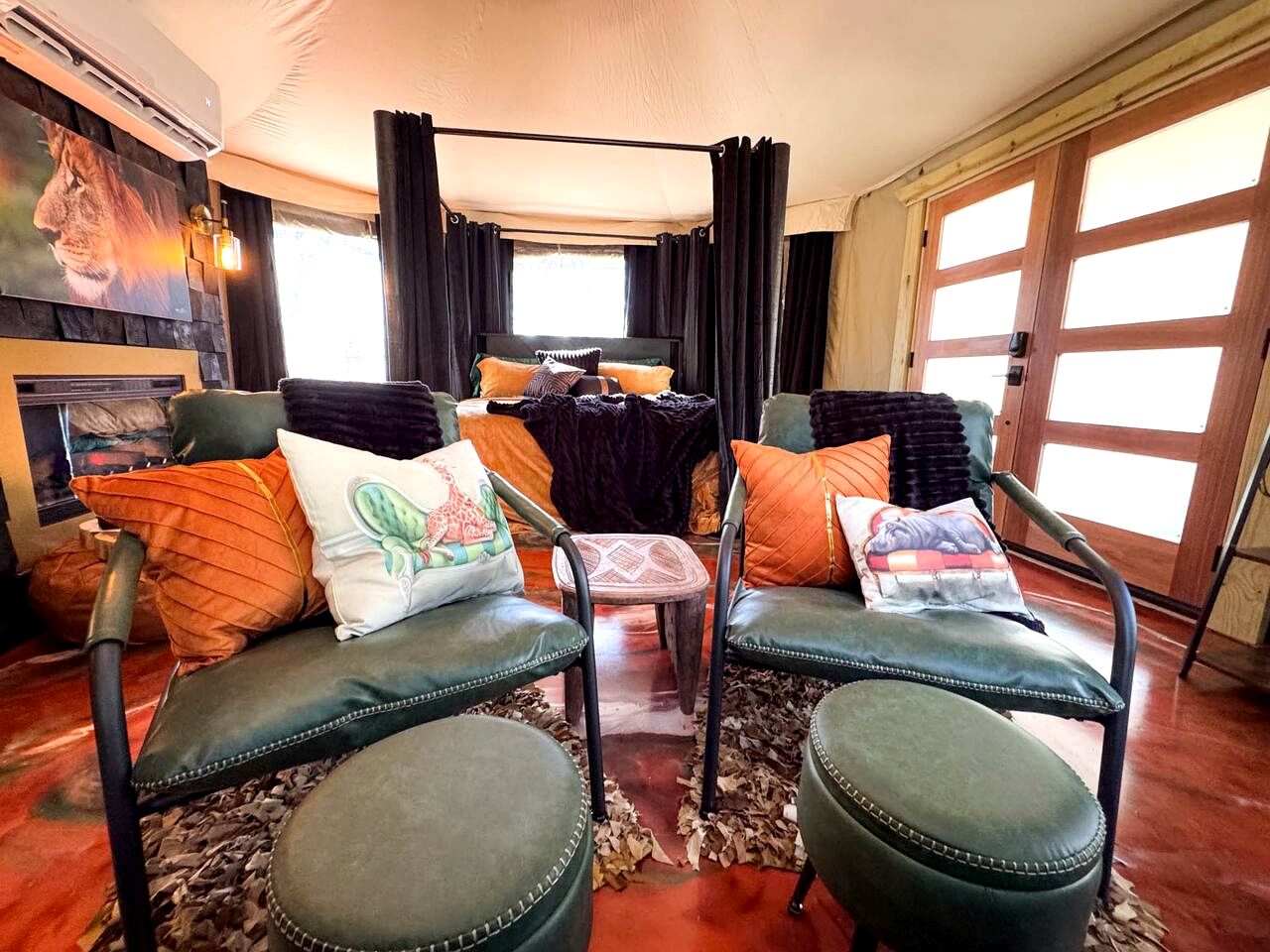 Luxurious Romantic Glamping Cabin with Outdoor Tub near Lake Fork in East Texas