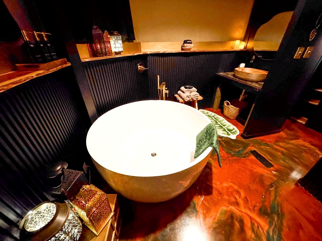 Luxurious Romantic Glamping Cabin with Outdoor Tub near Lake Fork in East Texas