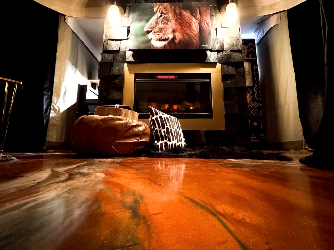 Luxurious Romantic Glamping Cabin with Outdoor Tub near Lake Fork in East Texas