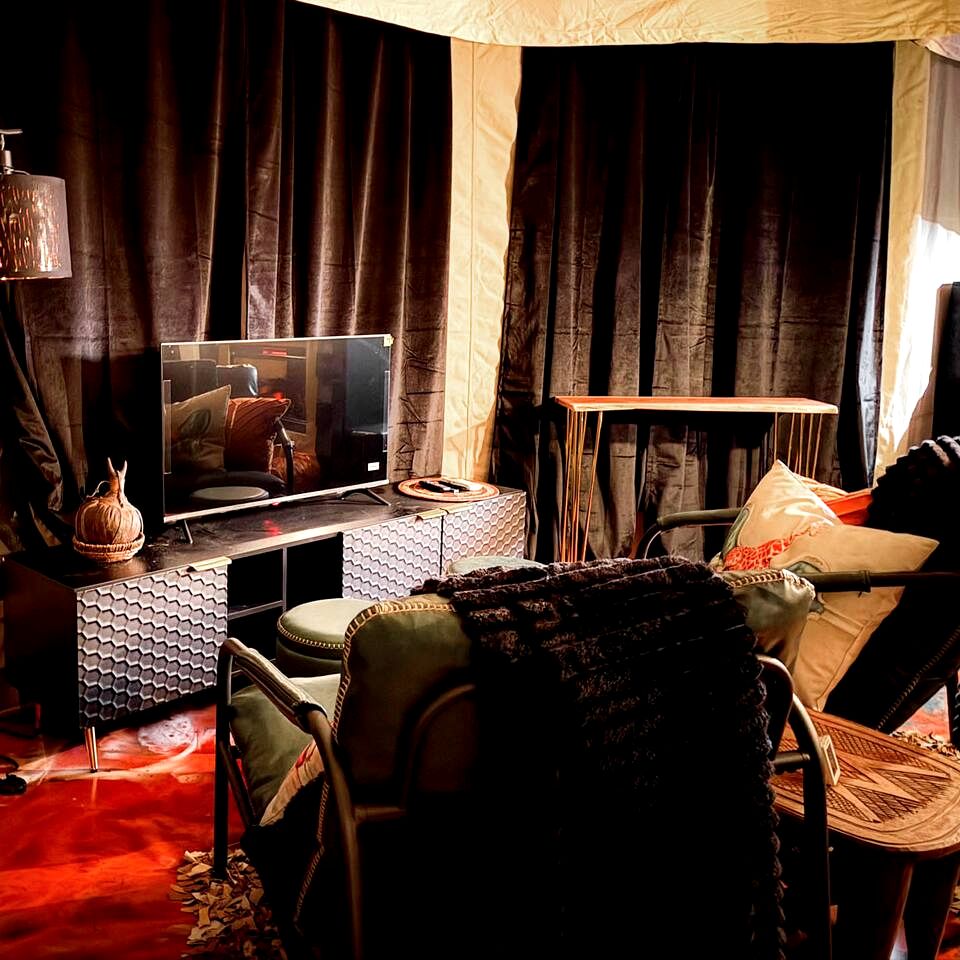 Luxurious Romantic Glamping Cabin with Outdoor Tub near Lake Fork in East Texas