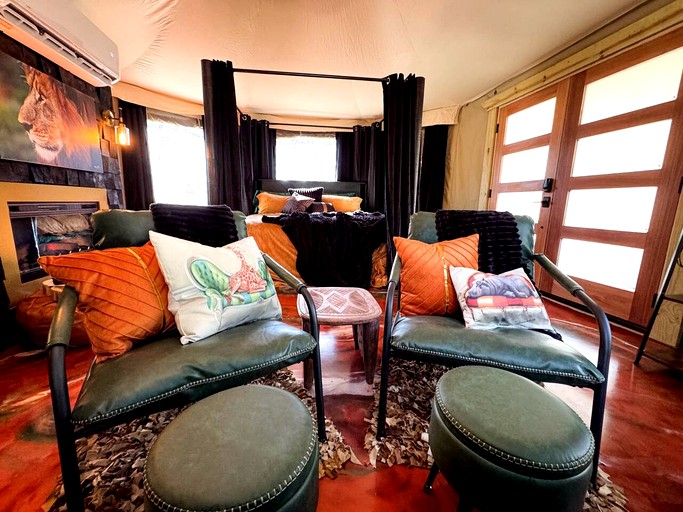 Safari Tents (United States of America, Point, Texas)