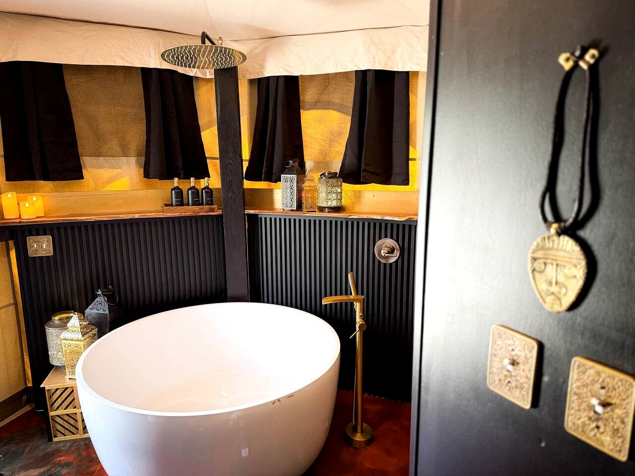 Luxurious Romantic Glamping Cabin with Outdoor Tub near Lake Fork in East Texas