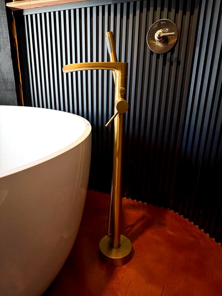 Luxurious Romantic Glamping Cabin with Outdoor Tub near Lake Fork in East Texas