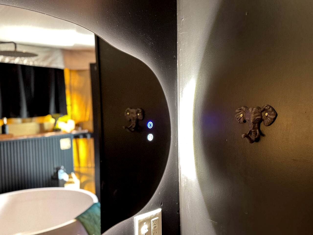 Luxurious Romantic Glamping Cabin with Outdoor Tub near Lake Fork in East Texas