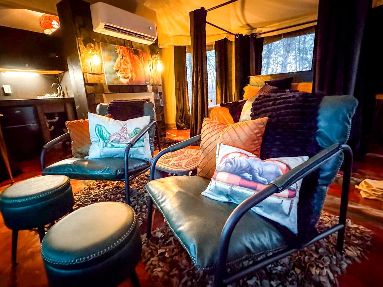 Luxurious Romantic Glamping Cabin with Outdoor Tub near Lake Fork in East Texas