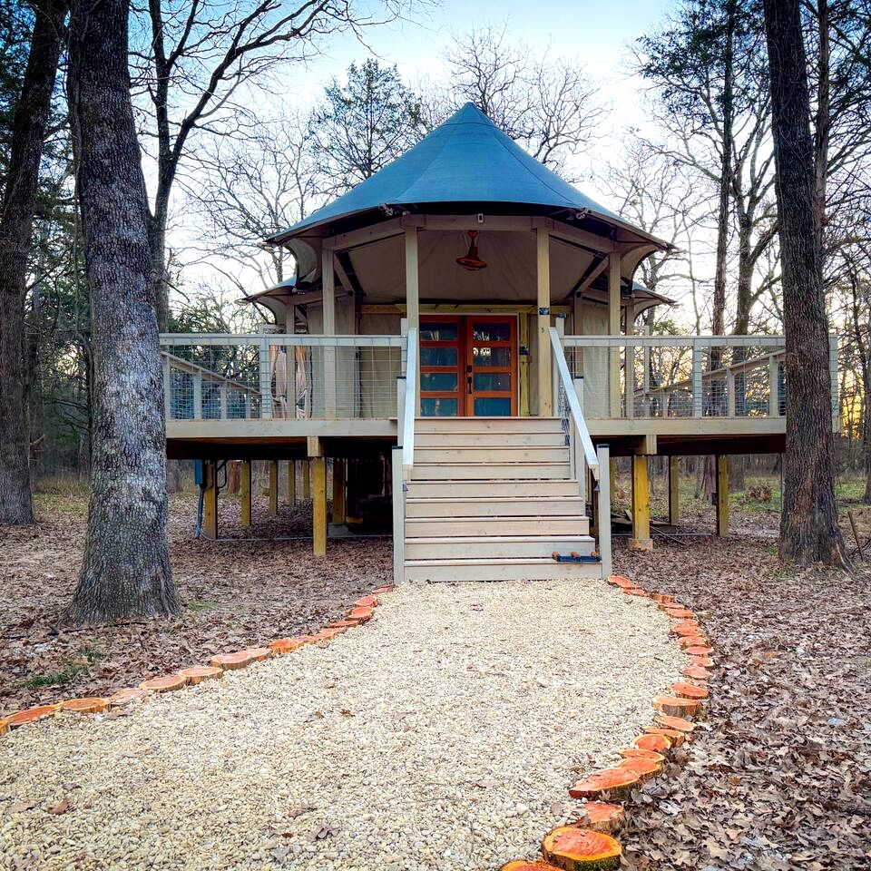 Luxurious Romantic Glamping Cabin with Outdoor Tub near Lake Fork in East Texas