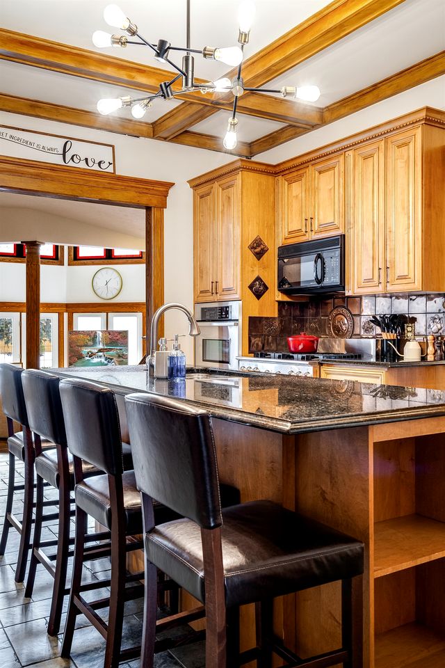 Luxurious Vacation Rental near Lake Erie for an Amazing Family Retreat in Leamington, Ontario