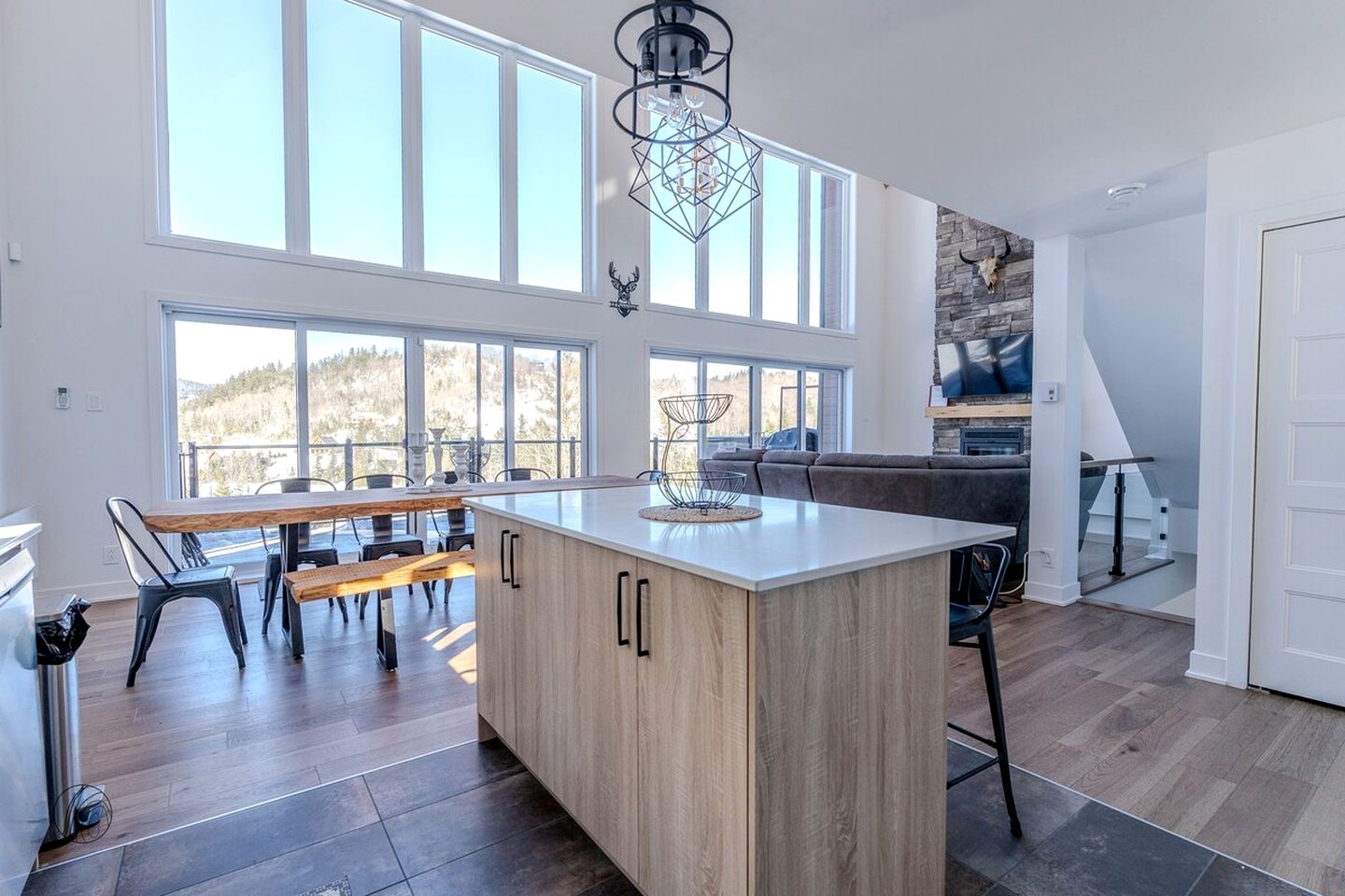 Luxurious Villa with Game Room, Hot-Tub and Barbecue in Saint Come, Quebec