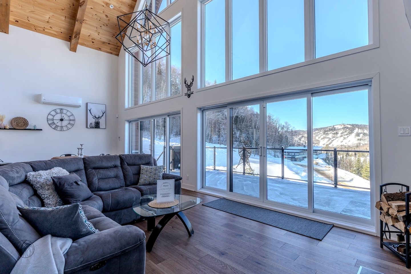 Luxurious Villa with Game Room, Hot-Tub and Barbecue in Saint Come, Quebec