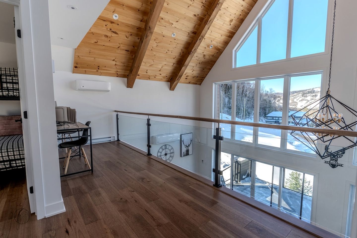 Luxurious Villa with Game Room, Hot-Tub and Barbecue in Saint Come, Quebec