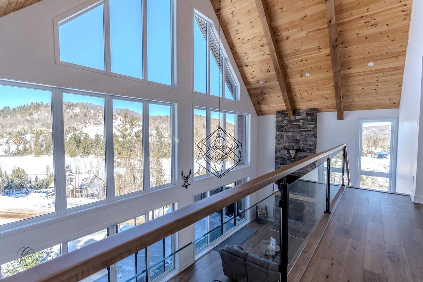 Luxurious Villa with Game Room, Hot-Tub and Barbecue in Saint Come, Quebec
