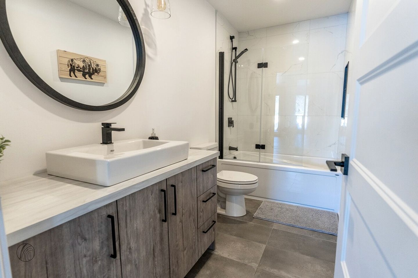 Luxurious Villa with Game Room, Hot-Tub and Barbecue in Saint Come, Quebec