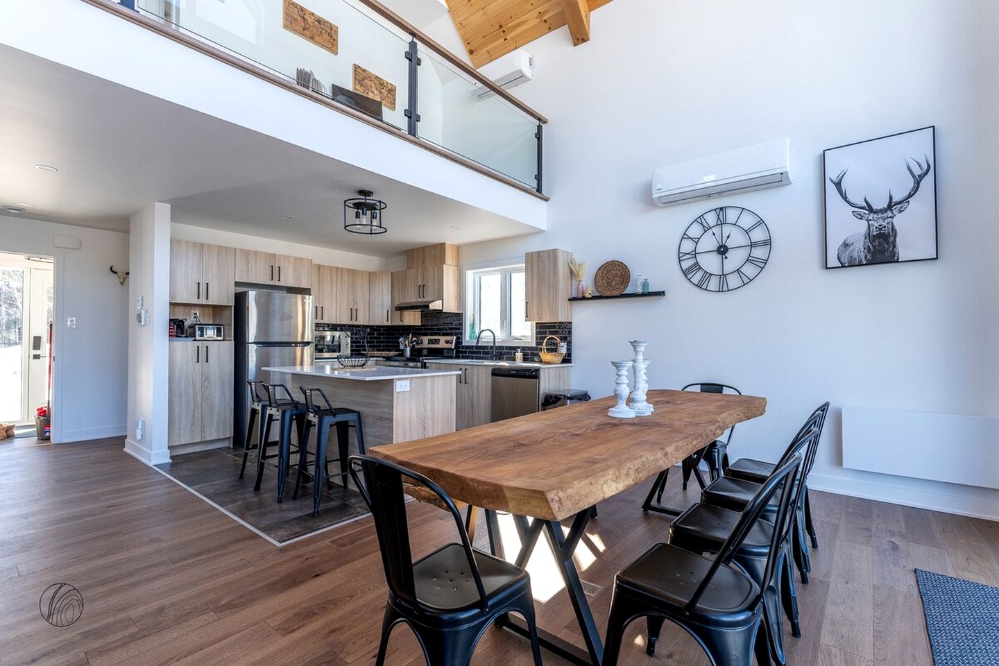 Luxurious Villa with Game Room, Hot-Tub and Barbecue in Saint Come, Quebec