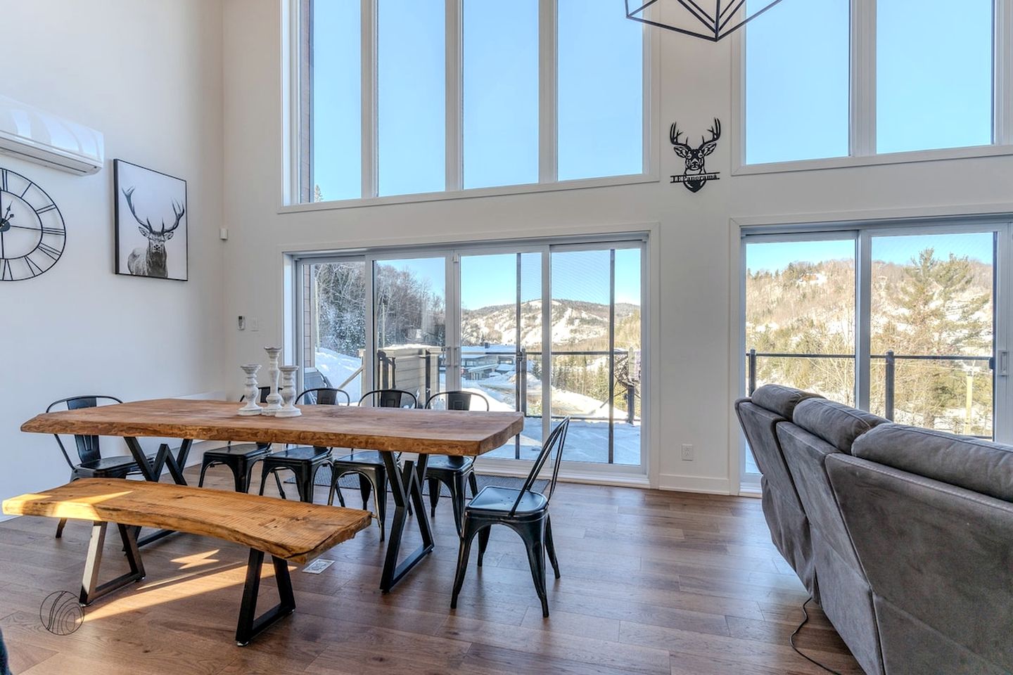 Luxurious Villa with Game Room, Hot-Tub and Barbecue in Saint Come, Quebec